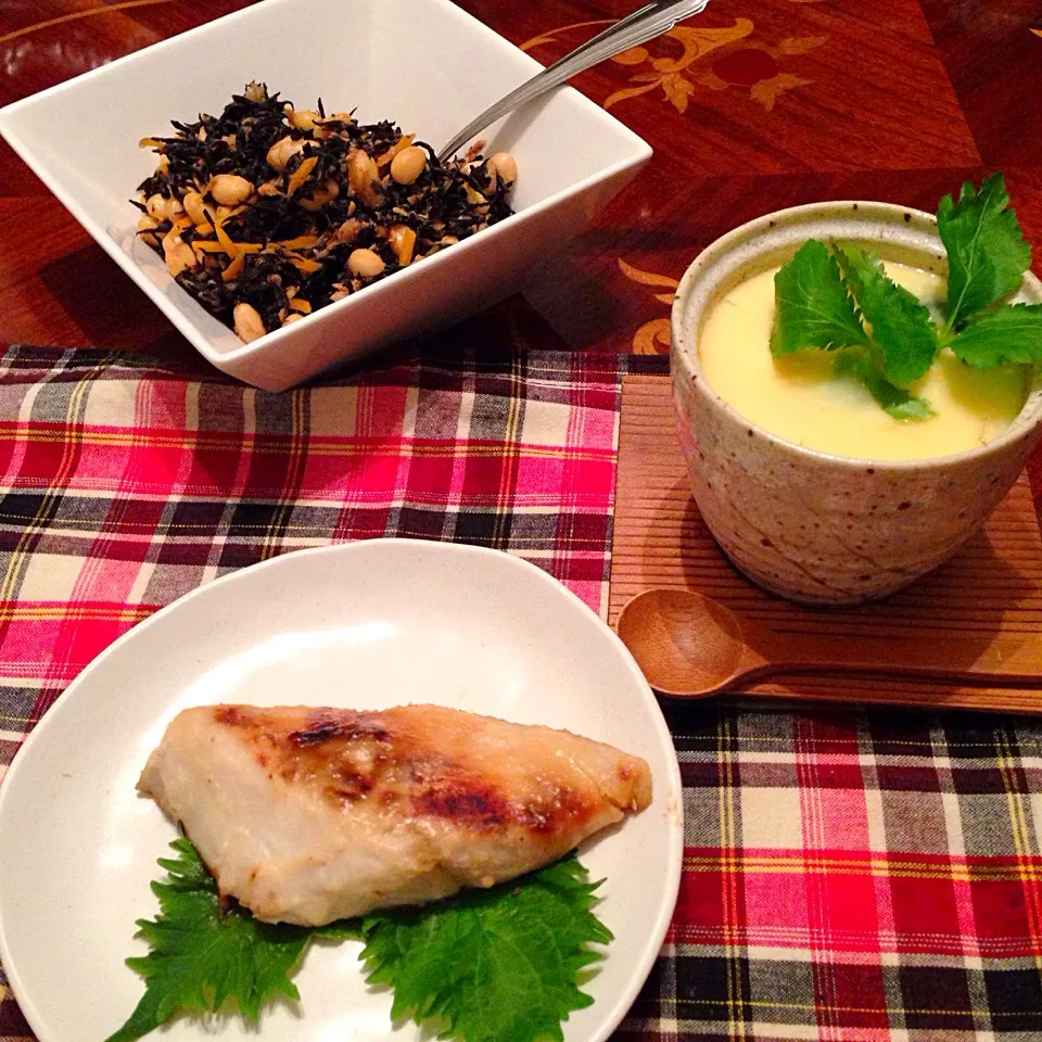 今日の晩御飯(๑´ڡ`๑) サワラの麹味噌漬け焼き 茶碗蒸し ヒジキ煮|ちゃたままさん