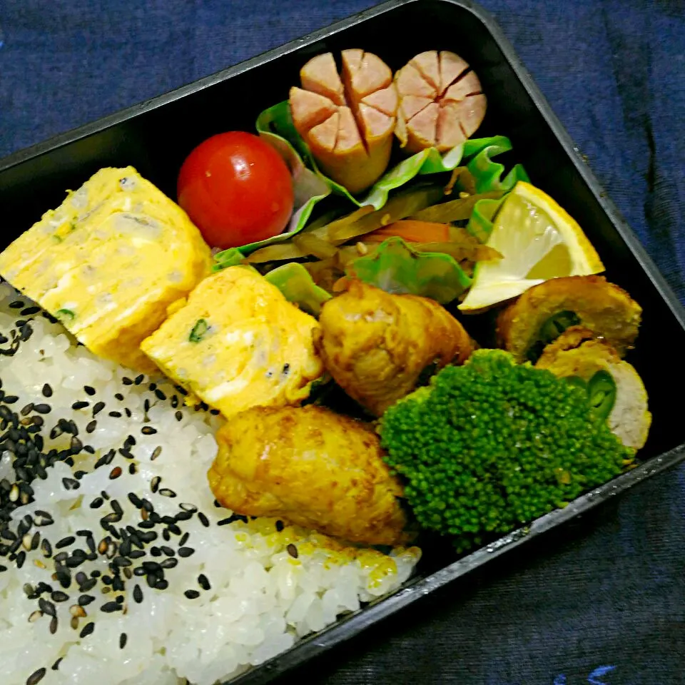 豚肉インゲン巻きカレー味😊ウインナー😋しらす入り玉子焼き✌きんぴらごぼう🙆ごま塩ご飯|たえさん