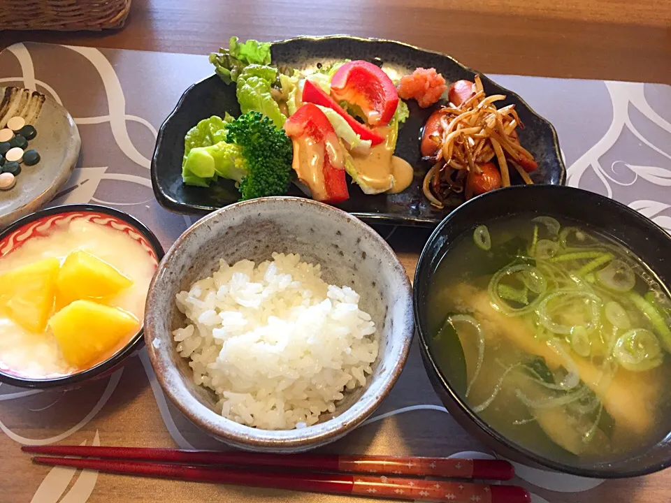 朝ごはん
マルコメ液みそ料亭の味で作ったあげと豆腐とわかめとネギの味噌汁、ウインナーもやしオイスターソース炒め、レタスパプリカブロッコリー、白米、パイナップル添えヨーグルト|かよちゃんさん