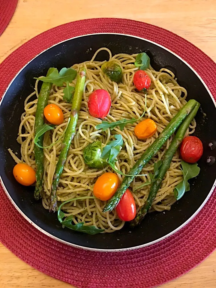 Italian Basil pesto pasta topped with roasted veggies #pestospaghetti #pesto #roastedveggies|🌺IAnneさん