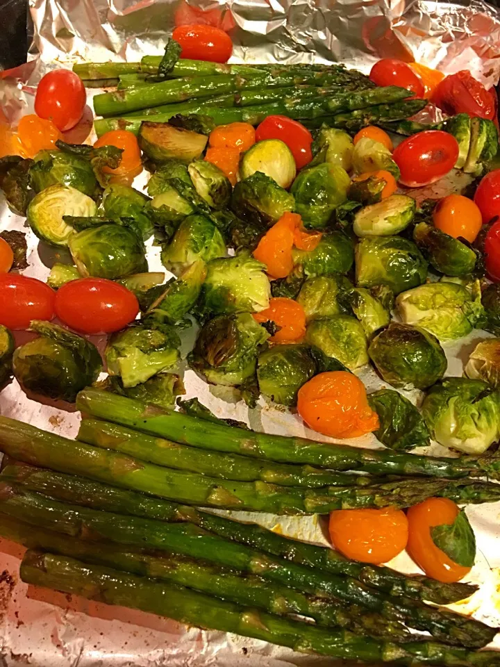 Snapdishの料理写真:Roasted Veggies~ asparagus, grape tomatoes (yellow & red), & brussels sprouts #brusselssprouts #roastedveggies #grapetomatoes #asparagus|🌺IAnneさん