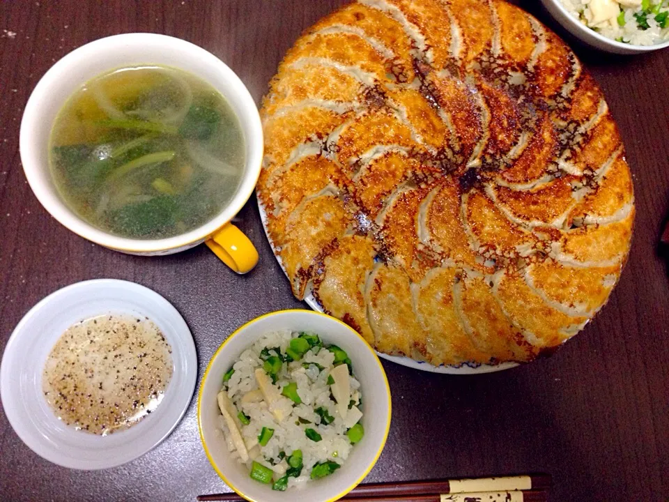 晩ごはん 餃子、ほうれん草スープ、筍と菜の花ごはん|こんこんさん