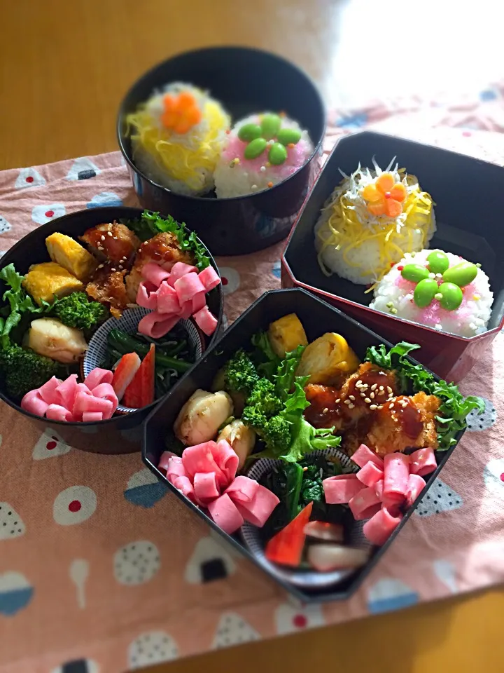 Snapdishの料理写真:女子弁当🎶
チキンカツ
玉子焼きすみっちょ
ほうれん草のしらす和え
ホタテとブロッコリーのバター醤油炒め
お花ハム
かわいいお花おにぎり|BooBooさん