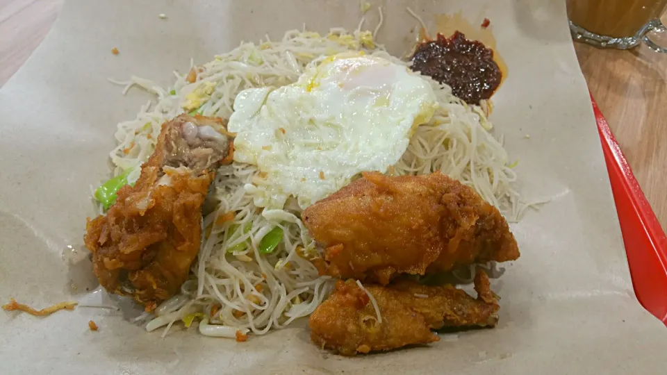 yummy white beehoon with crispy chicken and egg 😍 白米粉 😉 好吃|🌷lynnlicious🌷さん