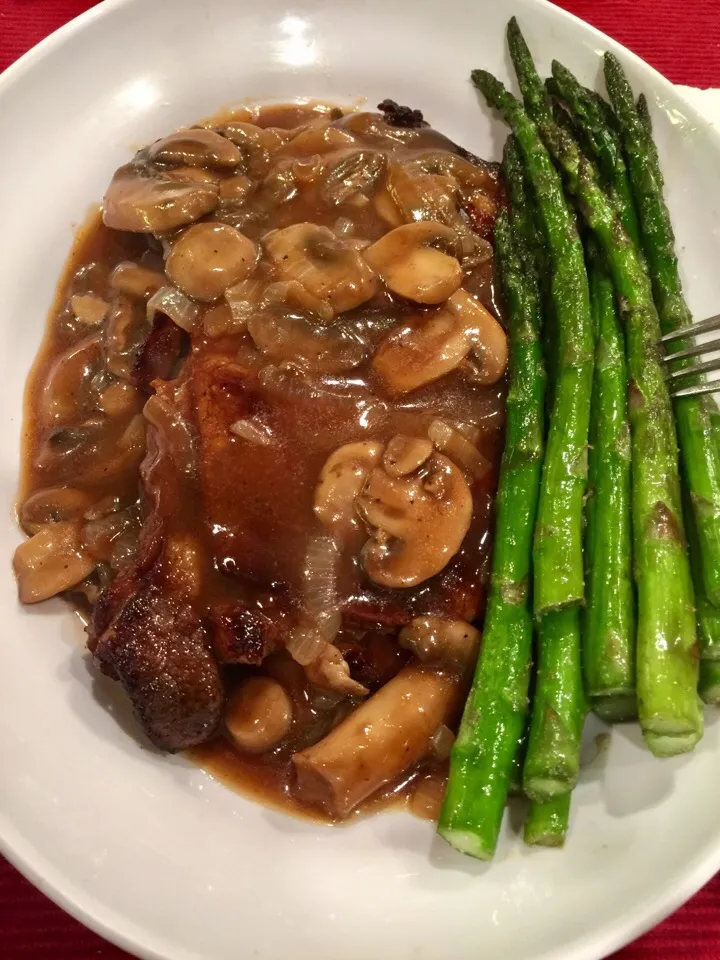 Snapdishの料理写真:Ribeye Steak and buttered asparagus with sautéed mushrooms and brown gravy.|Alma's Home Kitchenさん