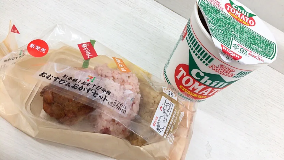 チリトマトヌードルとおむすび弁当を頂きました。|momongatomoさん