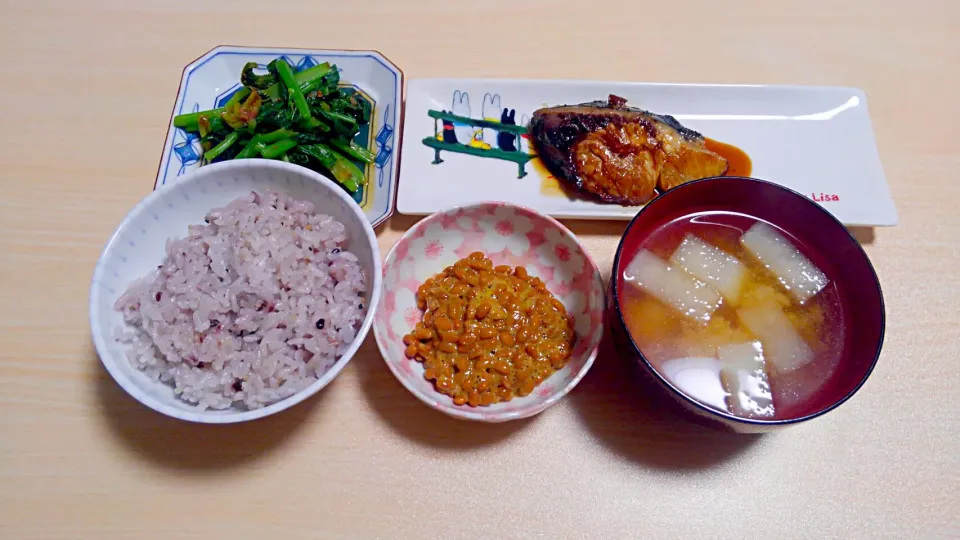 ３月２０日　鰤の照り焼き　納豆　小松菜のおひたし　大根のお味噌汁|いもこ。さん