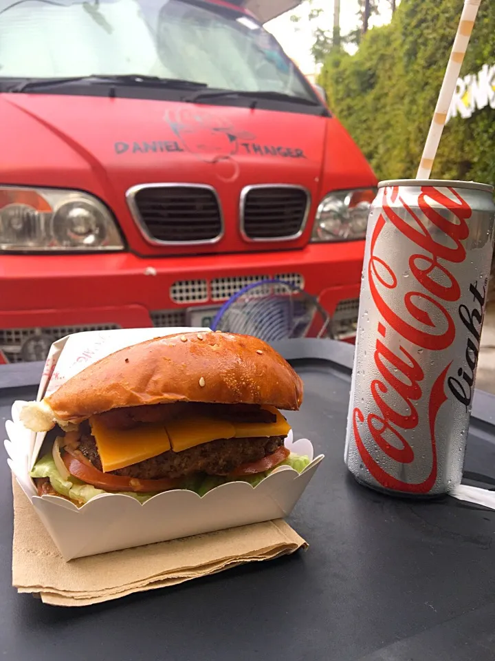 "Danial Burger" Famous burger in Bangkok|Thammaporn Paemさん