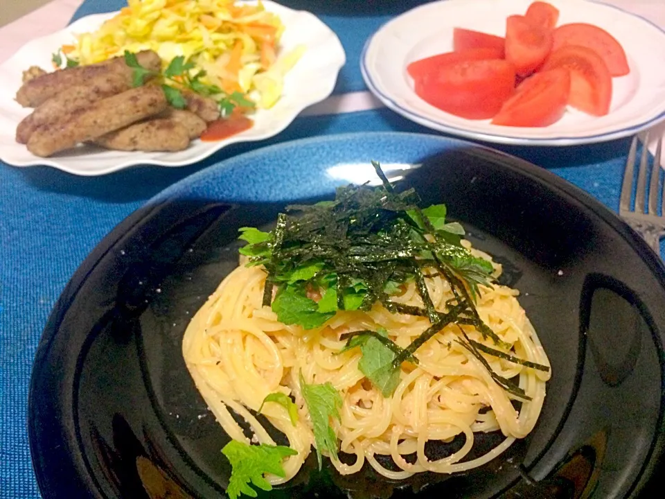 明太子のパスタと、手作りハーブ🌿ソーセージ。塩分控え目です。😘
ソーセージ1.2g、明太パスタ1.4g、サラダ0.6gで作れました。
味もバッチリ👍市販のソーセージでは、塩分取り過ぎてしまいますが、これなら大丈夫です。|ナタママさん