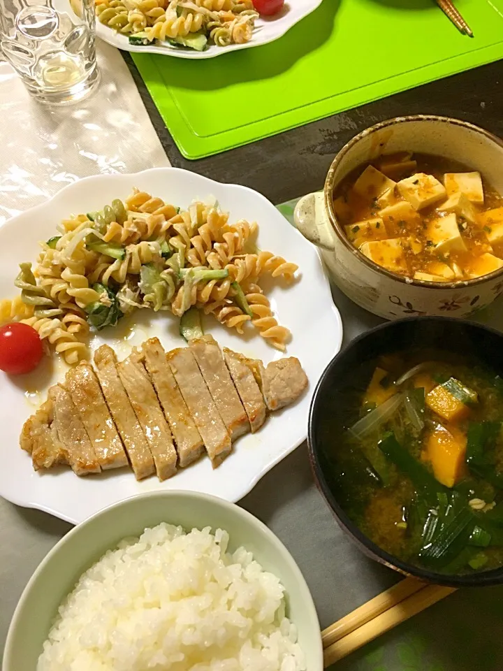 Snapdishの料理写真:ポークステーキ、マカロニサラダ、麻婆豆腐、味噌汁(玉ねぎ、かぼちゃ、ニラ、ワカメ)|ライムさん