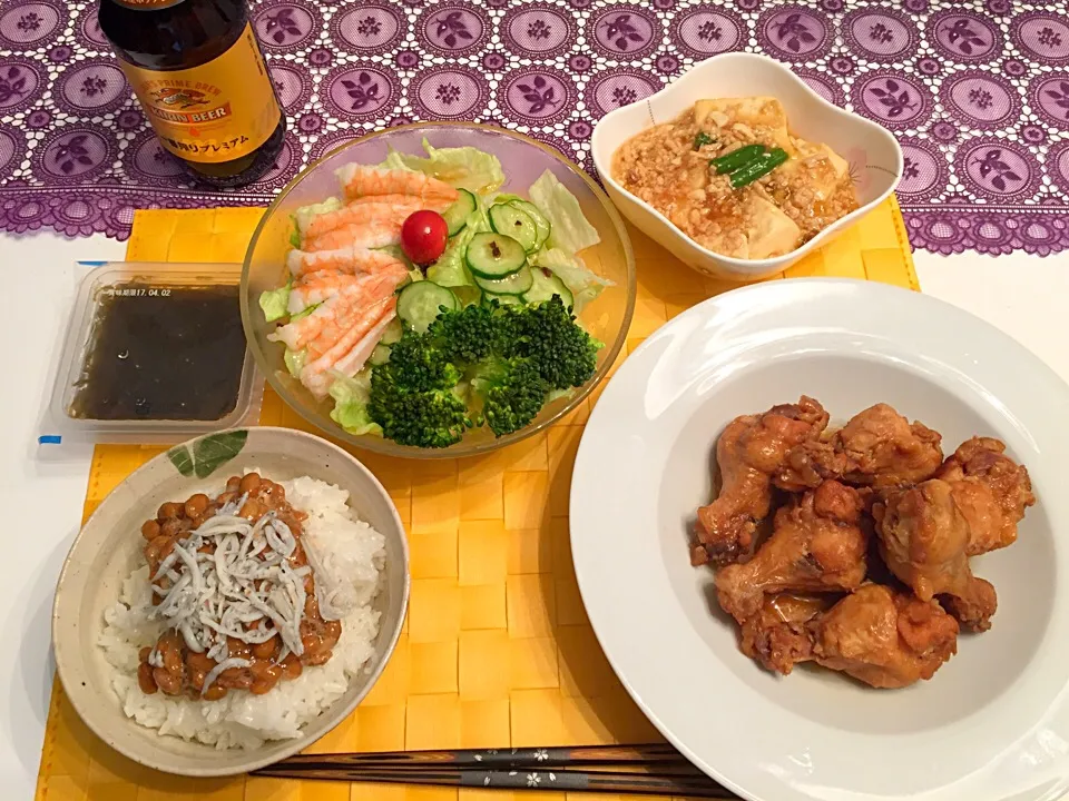 Snapdishの料理写真:手羽元の煮物、豆腐のそぼろ餡かけ、サラダ、納豆しらすご飯|Kasumiさん