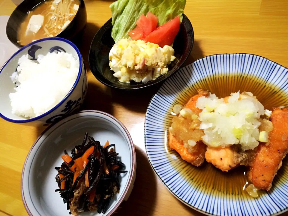 鮭の大根おろし煮、ポテトサラダ、ひじきの煮物、お味噌汁|いちごさん