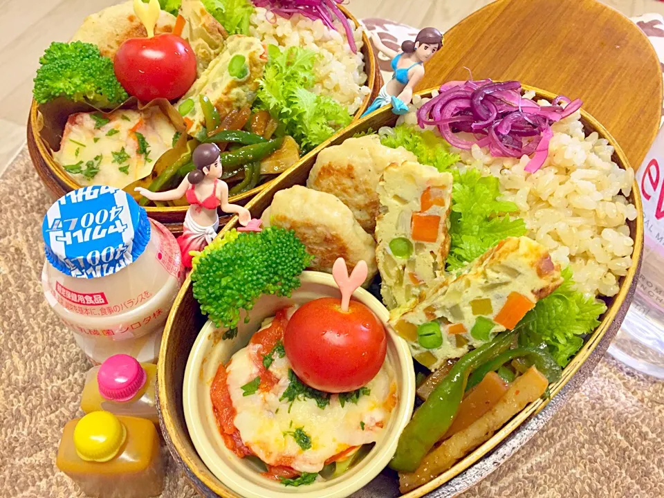 Snapdishの料理写真:玄米ご飯&自家製チキンナゲット&アボカド🥑と焼きトマト🍅のチーズココット&ブロッコリー茎とちくわの青椒肉絲風&ミックス野菜のオープンオムレツ&わさび菜&ブロッコリー&プチトマト&しばわかめの夫婦お弁当♪

#弁当 #フチ子 #今月ダーリンが年度末整理で帰り遅すぎ…|桃実さん