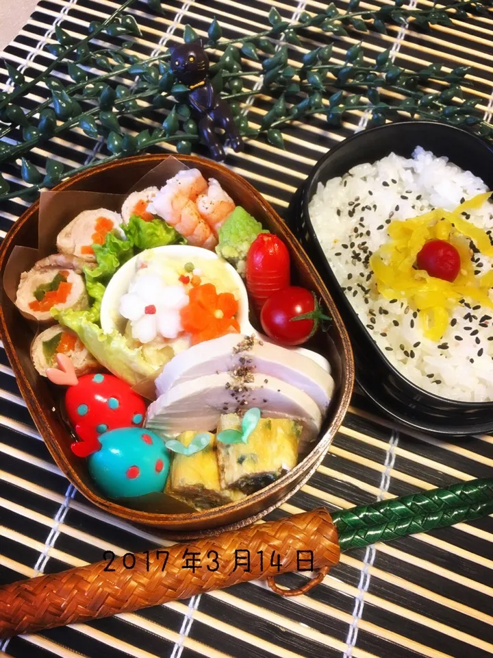 次女弁当🍱  
#鶏ハム#ロマネスコ#豚巻き#ゆで海老#ウィンナー#だし巻き卵#うずらの卵 #ポテトサラダ#にんじん大根の飾り切り|ロミロミさん