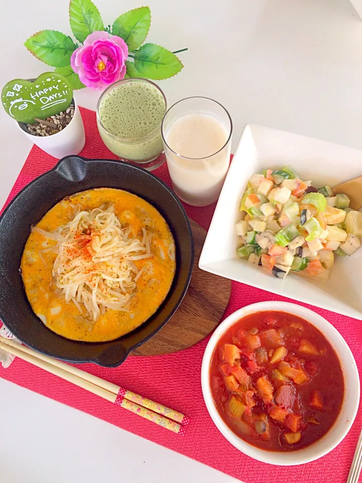 幸せ朝ごはん出来たよ〜〜(´∀｀)
オムもやし&スプーンで食べるサラダ🥗具だくさんのトマトスープ🍅( ◠‿◠ )
野菜づくし👍💖🤗いいね〜🎵🎵✨|はみちゃんさん