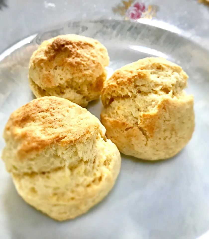 朝食にスコーンを焼きました！
外はさっくり、中はしっとりの、理想的なスコーンが焼けました(^-^)/|ギムレットさん