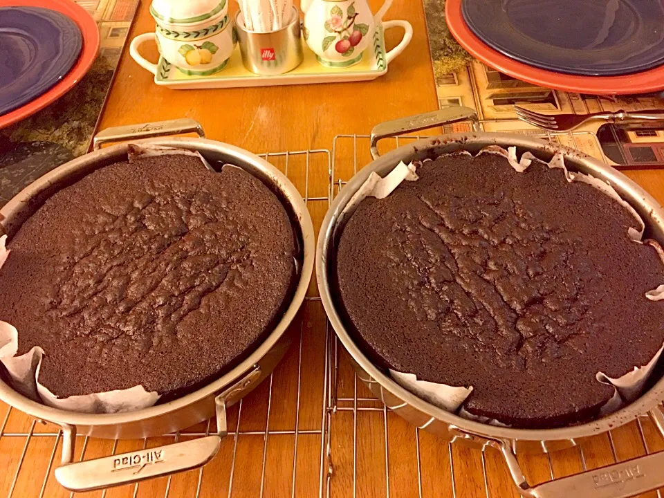 Just out the oven. Williams Sonoma Devils Food cake recipe, kicked up a notch-added almond flour, almond & hazelnut extract, a little coconut flour, heavy cream|Antonia Ellisさん