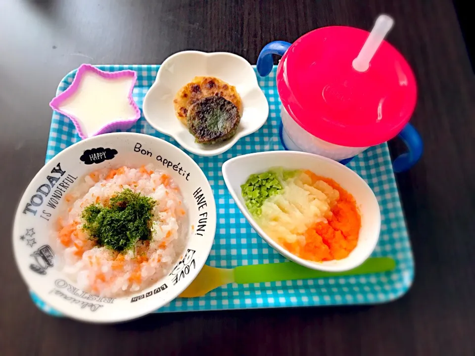 Snapdishの料理写真:3/24❁息子離乳食①DAY80
しゃけ&青のり粥 大さじ4.5
にんじん、じゃがいも、枝豆 各小さじ2
じゃがレバーおやき 1枚
じゃがのりおやき 1枚
プリン 🍮|つんさん