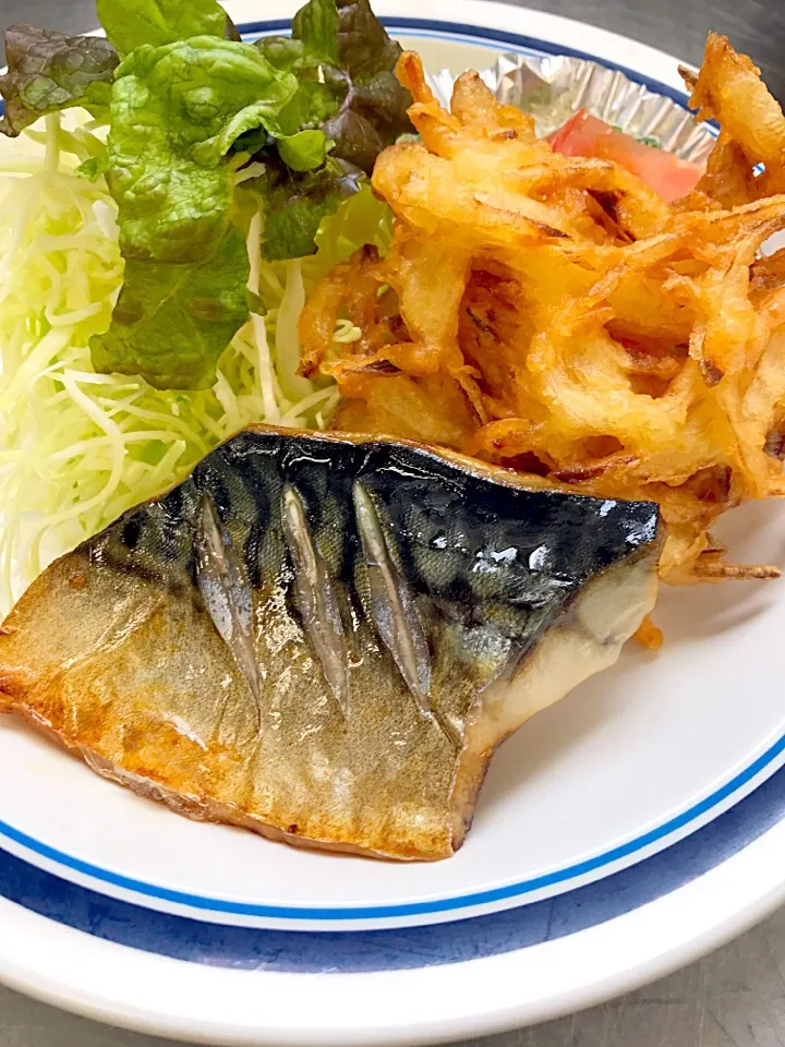 鯖塩焼き 野菜のかき揚げ|学食おばちゃんさん