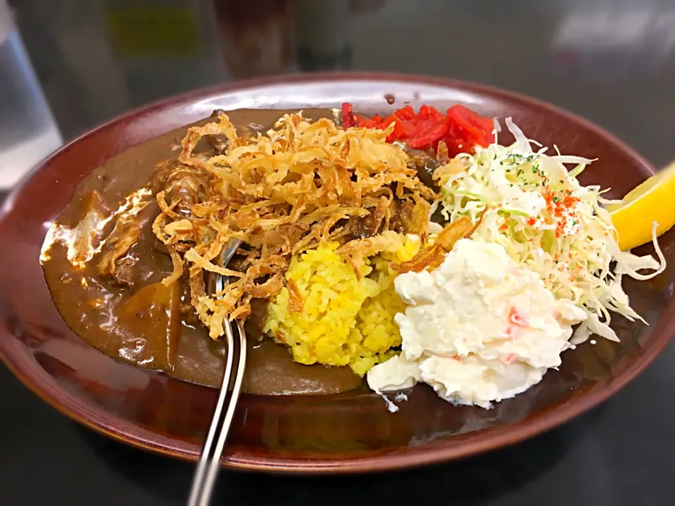 Snapdishの料理写真:黒カレー@秋葉原カレーは飲み物
福神漬、ポテサラ、フライドオニオンのトッピング|きっしーさん