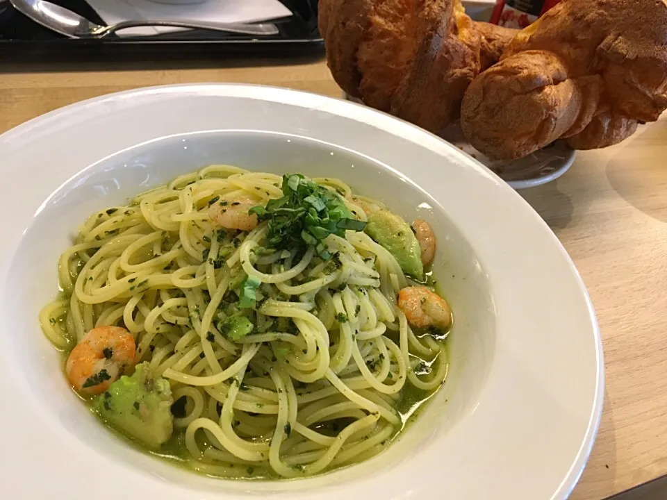 エビとアボカドの自家製バジルソースパスタ|hirotomoさん