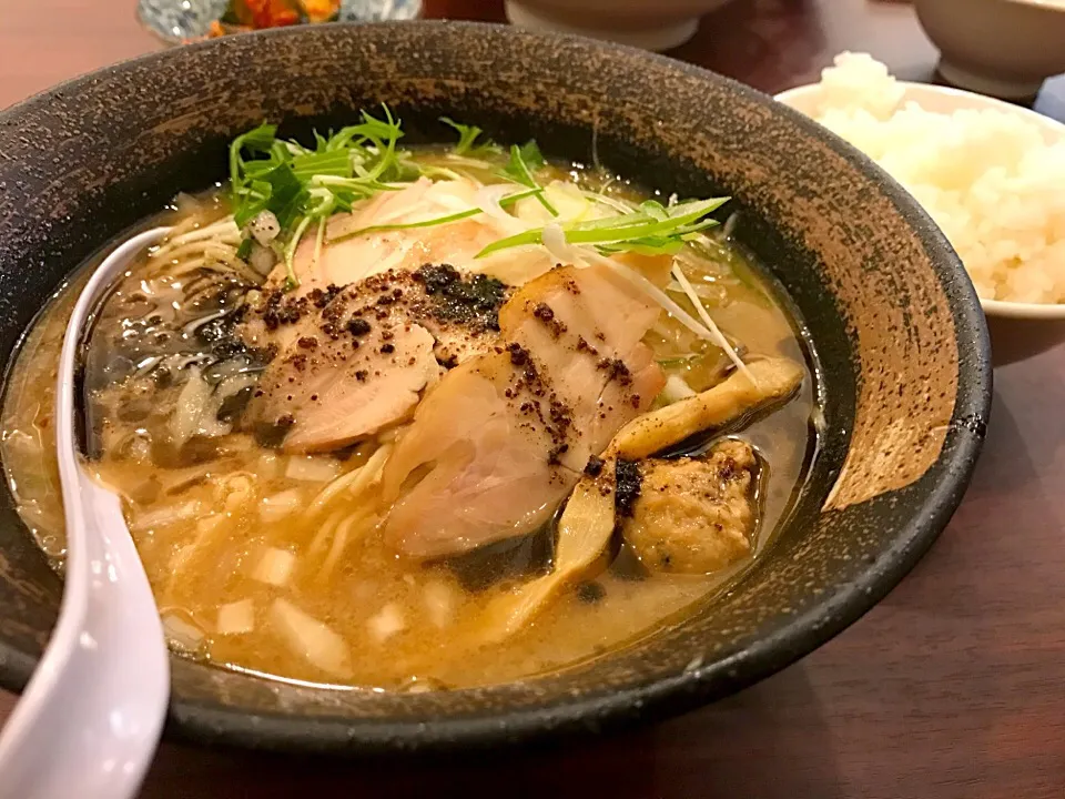 濃厚鶏白湯黒ラーメン|大島さん