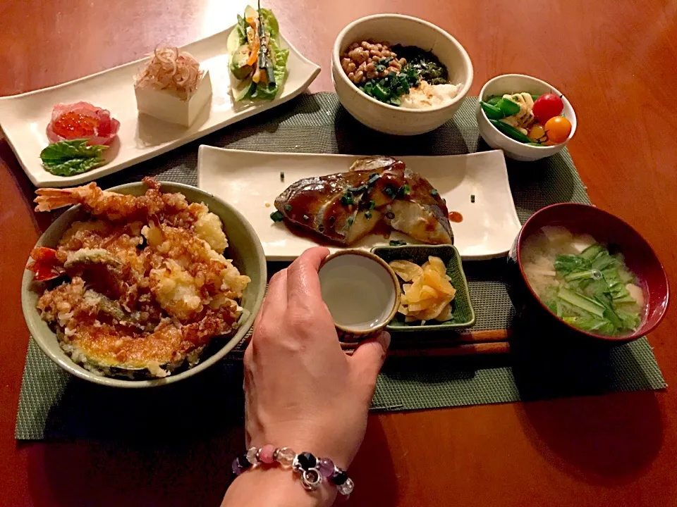 Today's Dinner🍴前菜･ｽﾅｯﾌﾟえんどう･大和芋ｵｸﾗめかぶ納豆･鰆の味噌煮･てんやの天丼･小松菜と豆腐､えのきのお味噌汁|🌈Ami🍻さん