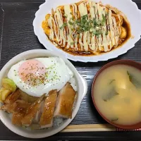 Snapdishの料理写真:モヤシと豚コマのとんぺい焼き✩鶏もも肉の照り焼き丼✩|みいぽぽさん