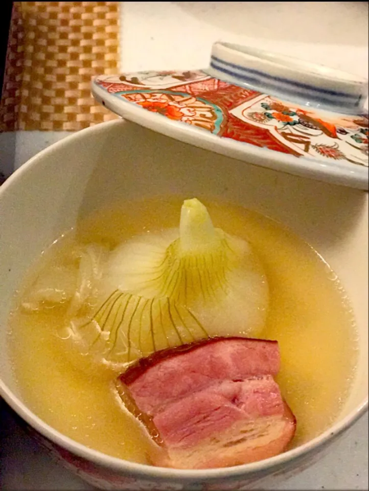 Snapdishの料理写真:新玉ねぎと
ベーコンのコンソメ煮|maromaronyankoさん