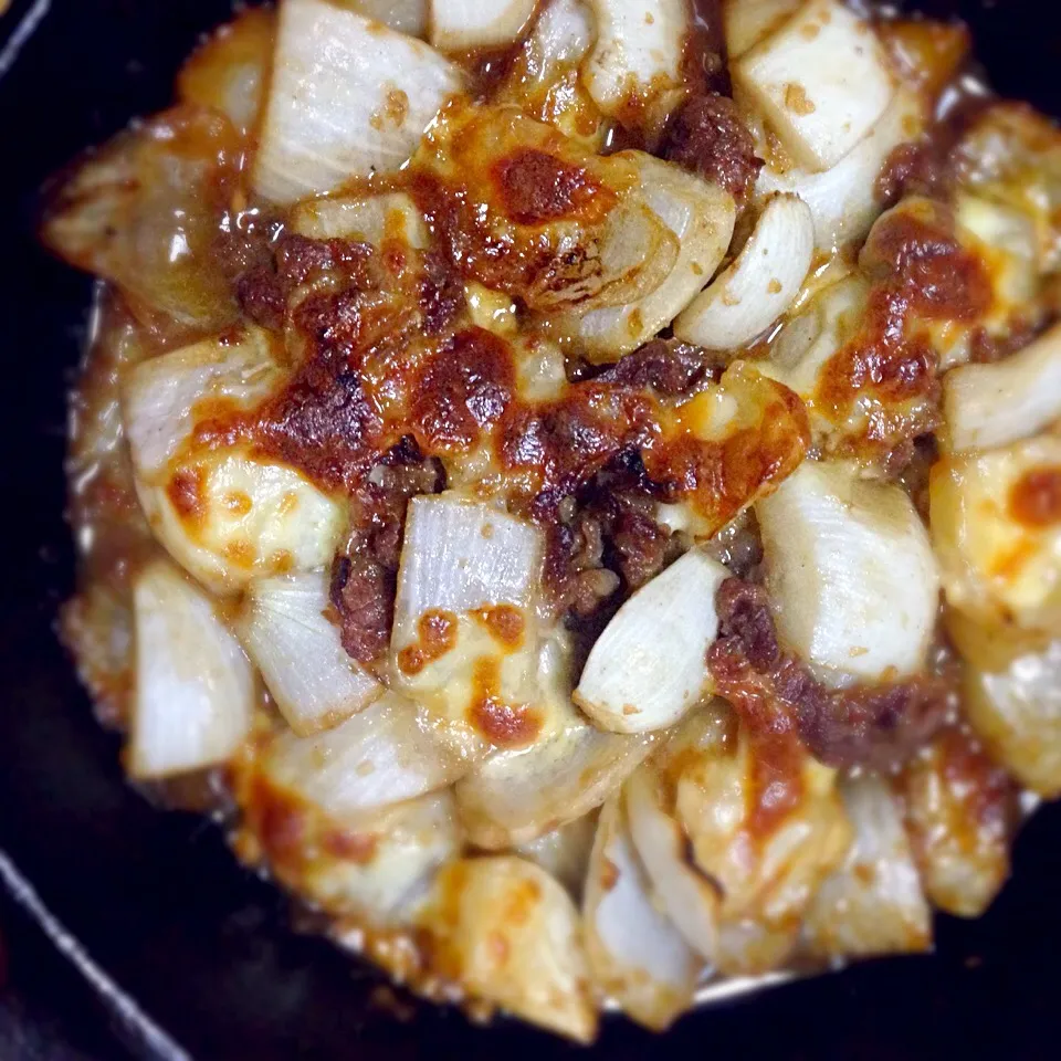 ピン飯スキレット久々♫春玉ねぎを赤味噌仕立ての肉味噌とチーズ焼きに😋#ピン飯#スキレット #新玉ねぎ|こなちゅんさん