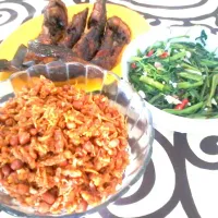 sayur kangkung+orek tempe sm ikan lele...|ishella oktafiyaさん