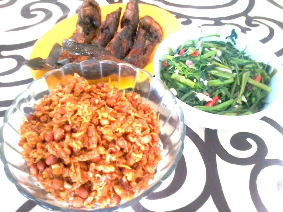 sayur kangkung+orek tempe sm ikan lele...|ishella oktafiyaさん