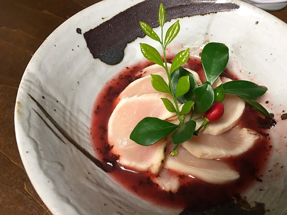 Snapdishの料理写真:自分賄い飯
  鶏むね肉
   タタキ
ばあちゃん
  の梅干し
   そうす|ちゅら夏さん