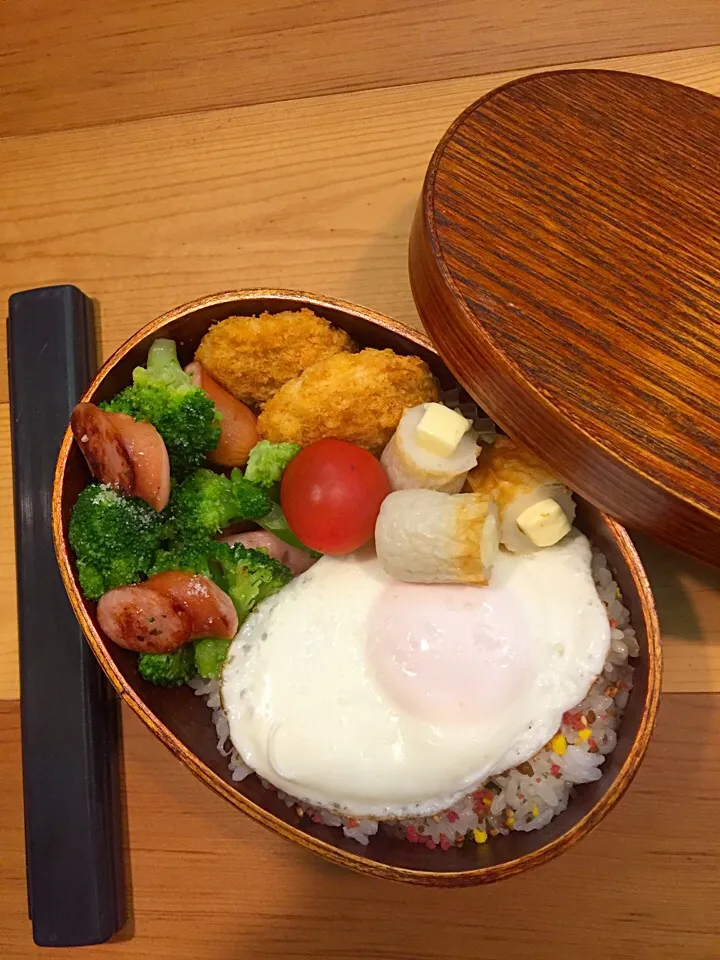 パパたろ弁当

ふりかけごはん
黒豚とんかつ
ちーちく
ブロッコリーとソーセージの塩レモン
ミニトマト
目玉焼き|ひななぎさん