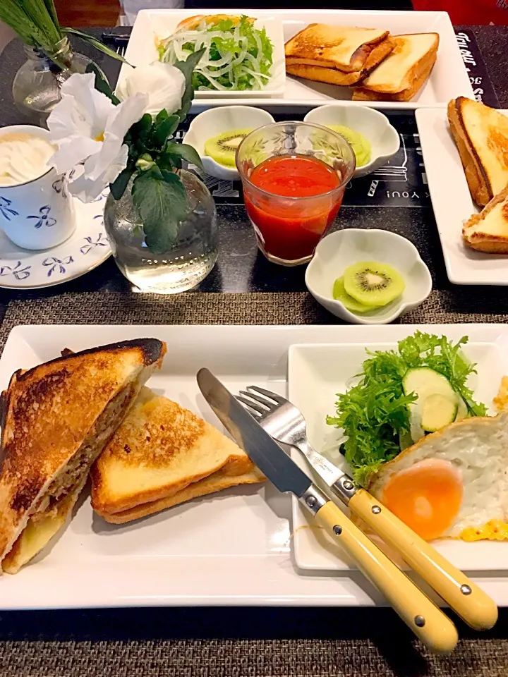 good morning🌞
メンチカツホットサンド🍞|シュトママさん