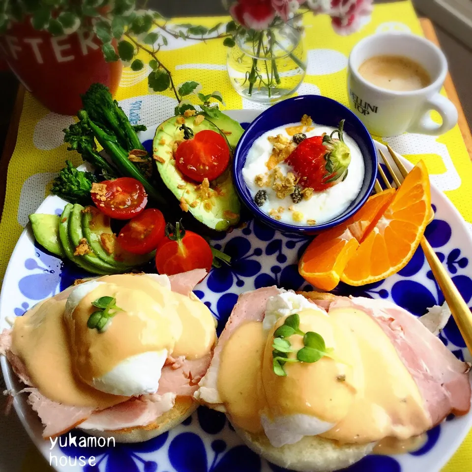 エッグベネディクト🥚
なんちゃつてオランデーヌソースで
ヘルシーに、頂きまーす
バターも、いいけど
水切りヨーグルト
卵黄
ケチャップ
塩コショウで、作った
オランデーヌソース😋
トーストしたイングリッシュマフィンに
ロースハム
ポーチドエッグ
なんちゃつてオランデーヌソース
たっぷり、トローリかけて
頂きまーす|ゆかモンさん