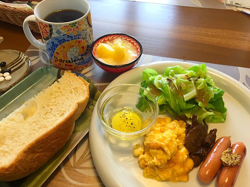 土曜日の朝ごはん
スクランブルエッグ、ウインナーソテー、牛肉甘辛煮、茹でキャベツ、パイナップル添えヨーグルト、焼きたてパンドミー、コーヒー|かよちゃんさん