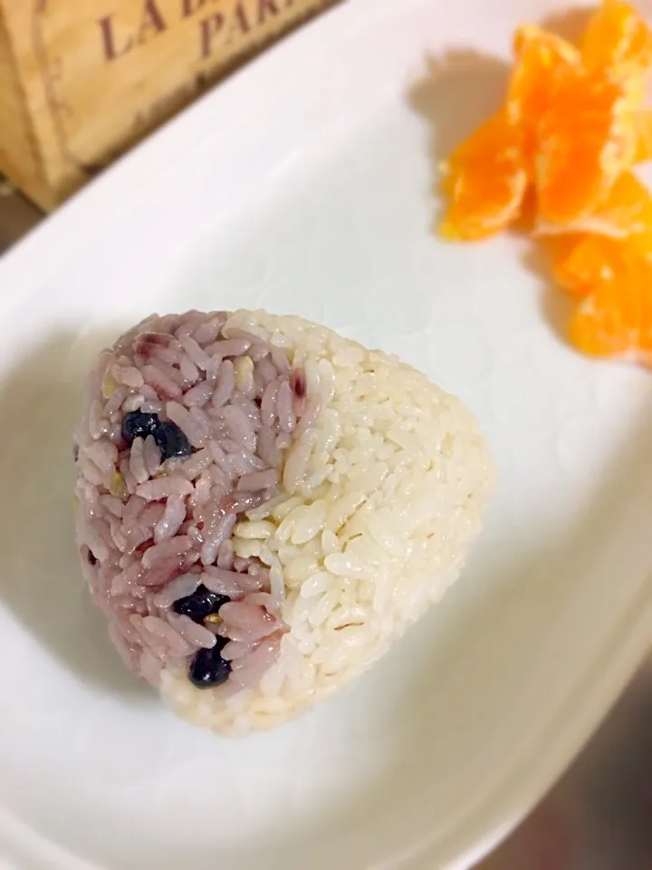 Snapdishの料理写真:残りご飯と新しく炊いたご飯で、２色おにぎり🍙|かわちさん