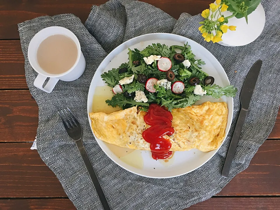 Snapdishの料理写真:挽き肉のオムレツ&春菊とゴルゴンゾーラのサラダ🌿🍴|welcomeizumiさん