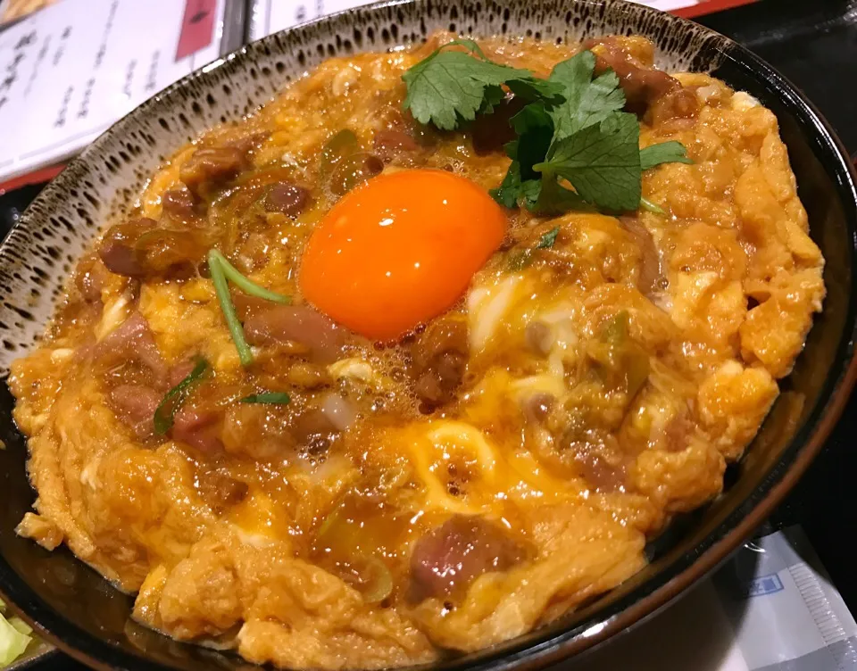 埼玉のタマシャモを使った特上親子丼。歯応え抜群の軍鶏とトロトロの玉子がたまらんわ〜。|たけうちさん