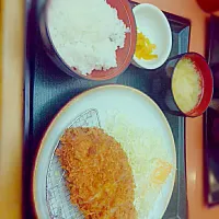 とんかつ伊勢 新宿野村ビル店 ロースカツ定食|おかちゃんさん