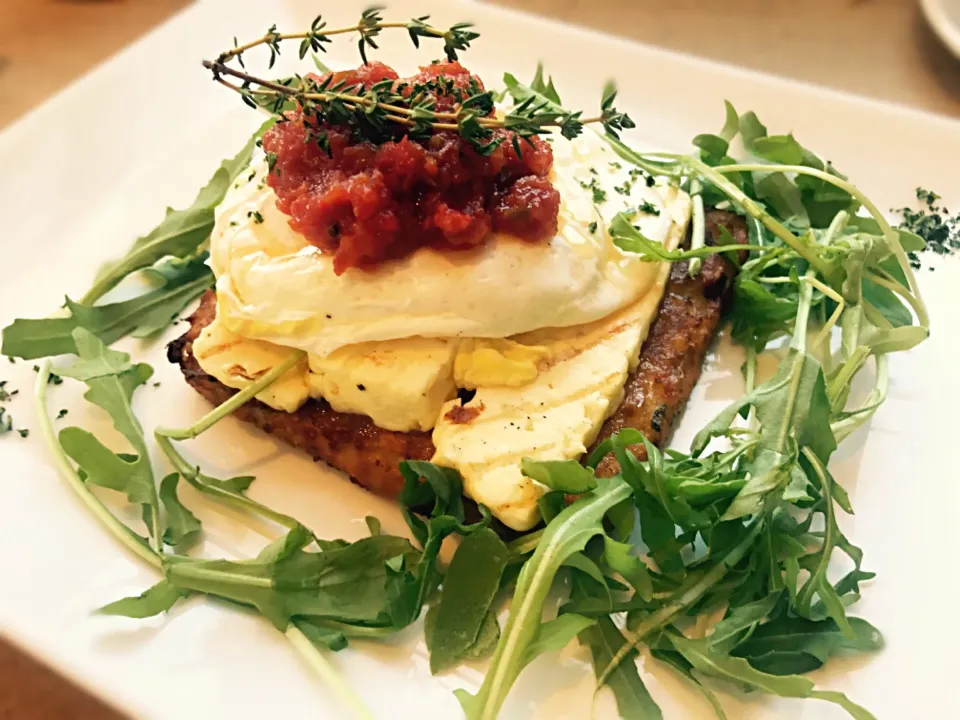 #Rosti #halloumi #egg #rocket #pepperdewchutney #vegetarian @liquoriceandlime|Sergio Lacuevaさん