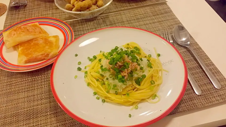 今日の夕食　ツナと大根おろしの塩麹パスタ、トマトの春巻き|pinknari🐰🌈さん