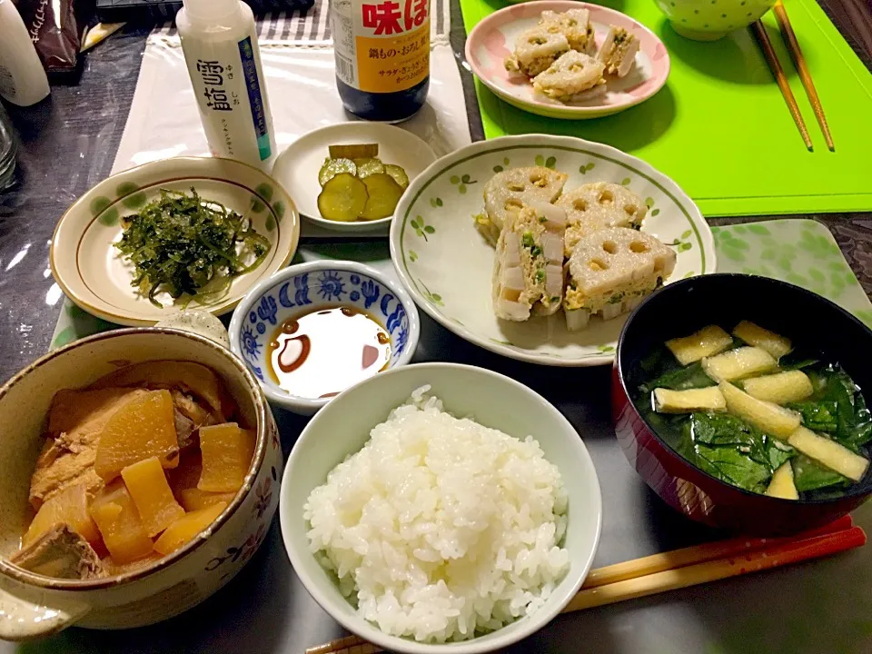 レンコン挟み焼き、ブリ大根、海ぶどう、自家製キュウリのピクルス、ほうれん草と油揚げの味噌汁(*^｡^*)|ライムさん