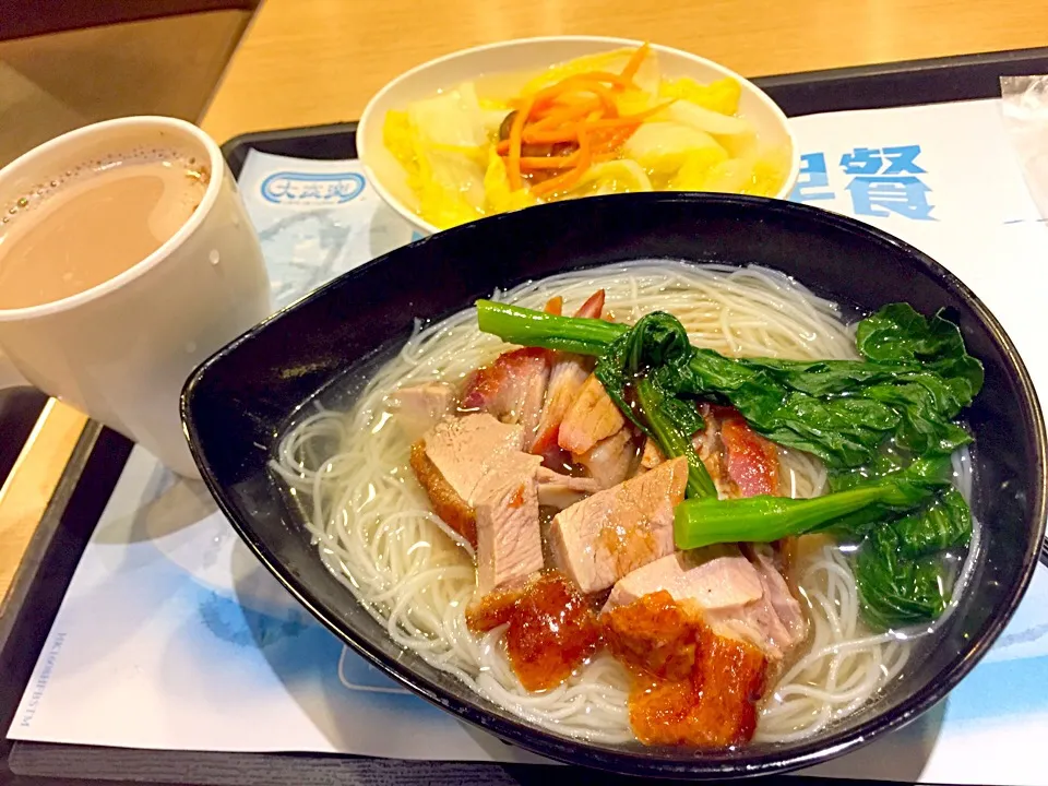 Snapdishの料理写真:Pork & duck rice noodles + vegetables + ovaltine|Sky Blueさん