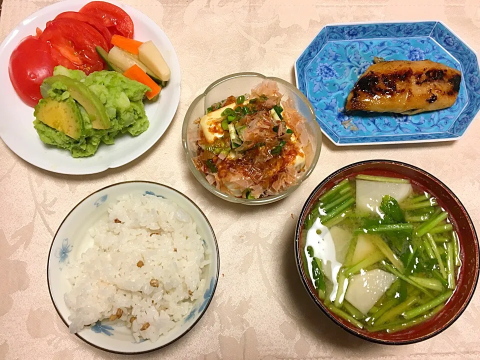 魚久粕漬けサバ 
トマトアボカドサラダとピクルス  
冷奴、蕪の味噌汁 もち麦ご飯|Junko Tominagaさん