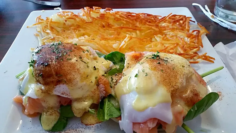 Smoked salmon egg benedict at Cozy's cafe in Overland park, Kansas, USA. with delicious crispy hasbrown for brunch!|Jihollandさん