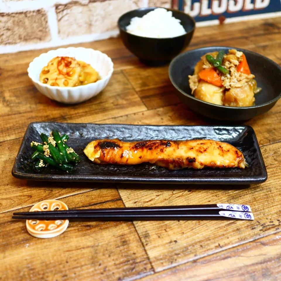 鮭の西京焼き
肉じゃが
レンコンの肉詰め揚げ|かこ*♪さん