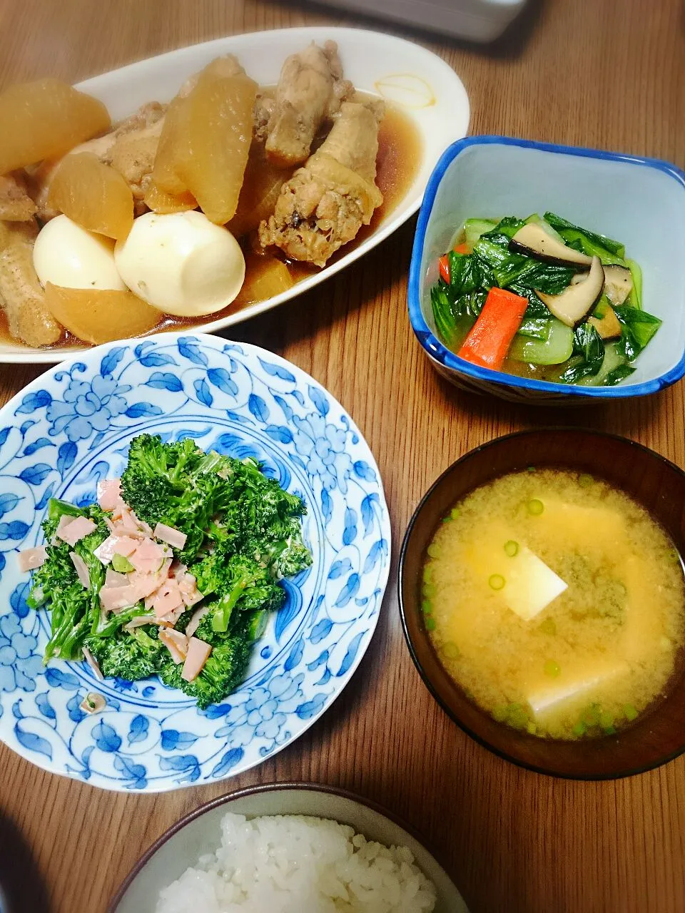 ・手羽元と大根卵の煮物
・ブロッコリーとハムの胡麻マヨ和え
・青梗菜の中華煮
・豆腐と葱の味噌汁|ようかんさん