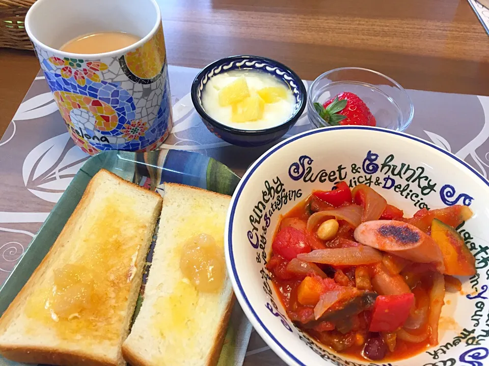 日曜日の朝ごはん
ナス人参かぼちゃ玉ねぎパプリカウインナー煮豆のラタトゥイユ、食パン、パイナップル添えヨーグルト、いちご、ミルクティー|かよちゃんさん